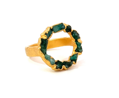 Exclusivo anillo de esmeraldas en bruto y baño en oro de 24 quilates
