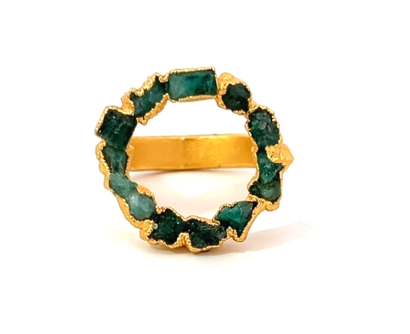Exclusivo anillo de esmeraldas en bruto y baño en oro de 24 quilates