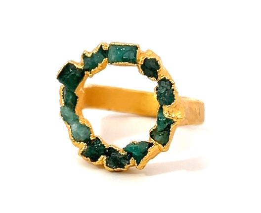 Exclusivo anillo de esmeraldas en bruto y baño en oro de 24 quilates