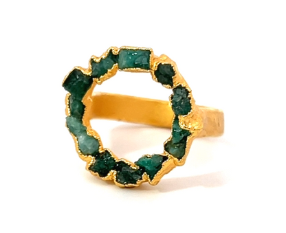 Exclusivo anillo de esmeraldas en bruto y baño en oro de 24 quilates