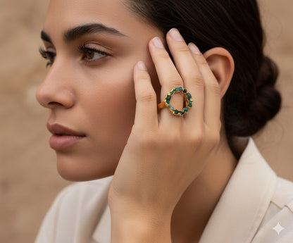 Exclusivo anillo de esmeraldas en bruto y baño en oro de 24 quilates