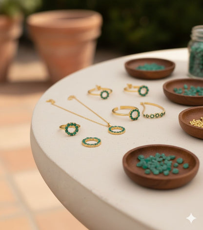 Exclusivo anillo de esmeraldas en bruto y baño en oro de 24 quilates